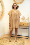 Robe tunique “Rosalie” en dentelle bohème – Camel