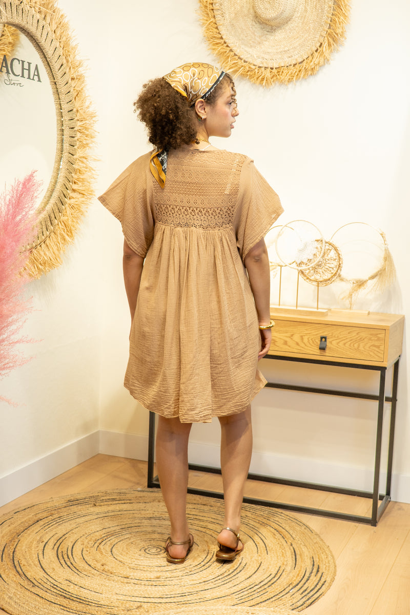 Robe tunique “Rosalie” en dentelle bohème – Camel