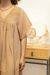 Robe tunique “Rosalie” en dentelle bohème – Camel