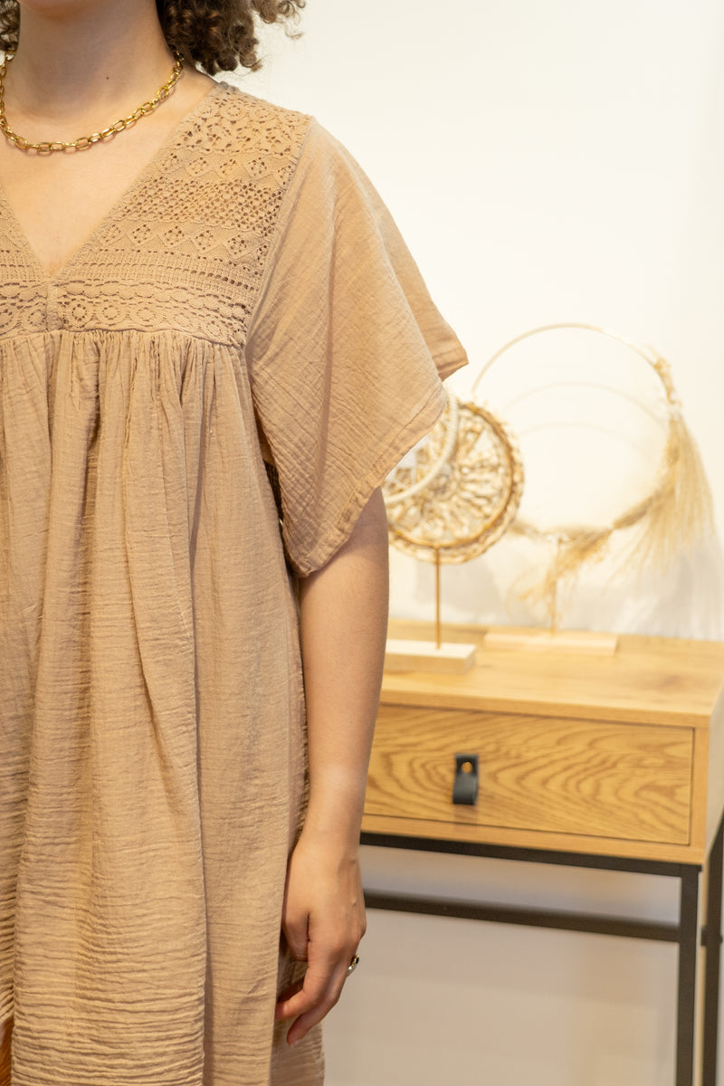 Robe tunique “Rosalie” en dentelle bohème – Camel