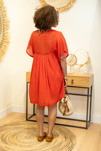 Robe tunique “Rosalie” en dentelle bohème – Rouge passion