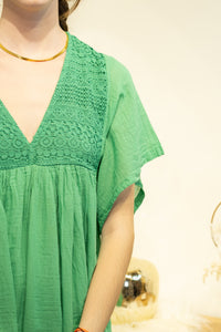 Robe tunique “Rosalie” en dentelle bohème – Vert prairie