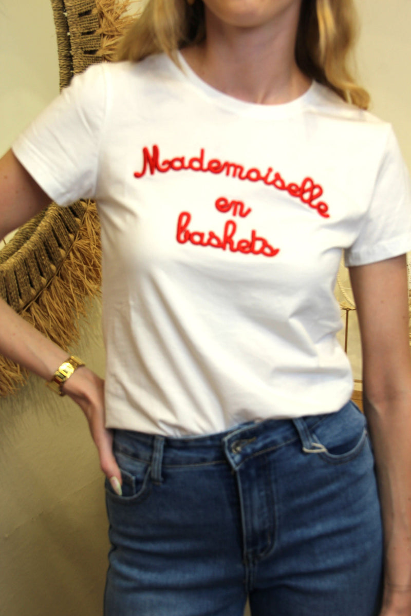 T-shirt “Mademoiselle en baskets” – Écriture Rouge