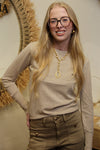 Pull Livia Beige Sable – Détail Boutons Manche