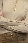 Pull Livia Beige Sable – Détail Boutons Manche