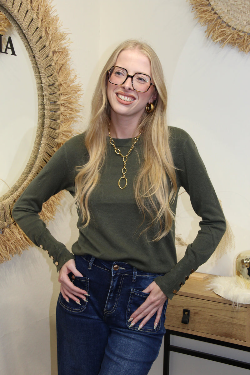 Pull Livia Kaki – Détail Boutons Manche