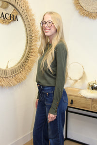 Pull Livia Kaki – Détail Boutons Manche