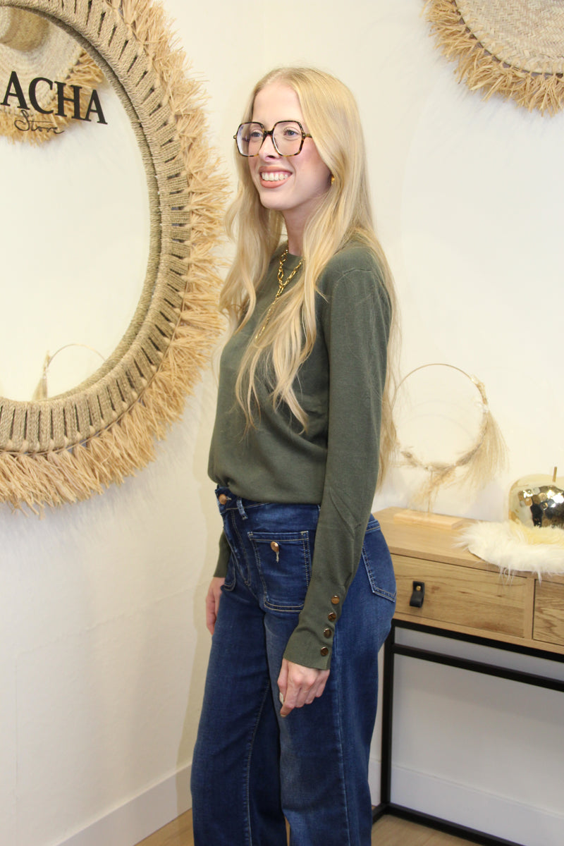 Pull Livia Kaki – Détail Boutons Manche