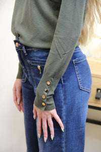 Pull Livia Kaki – Détail Boutons Manche