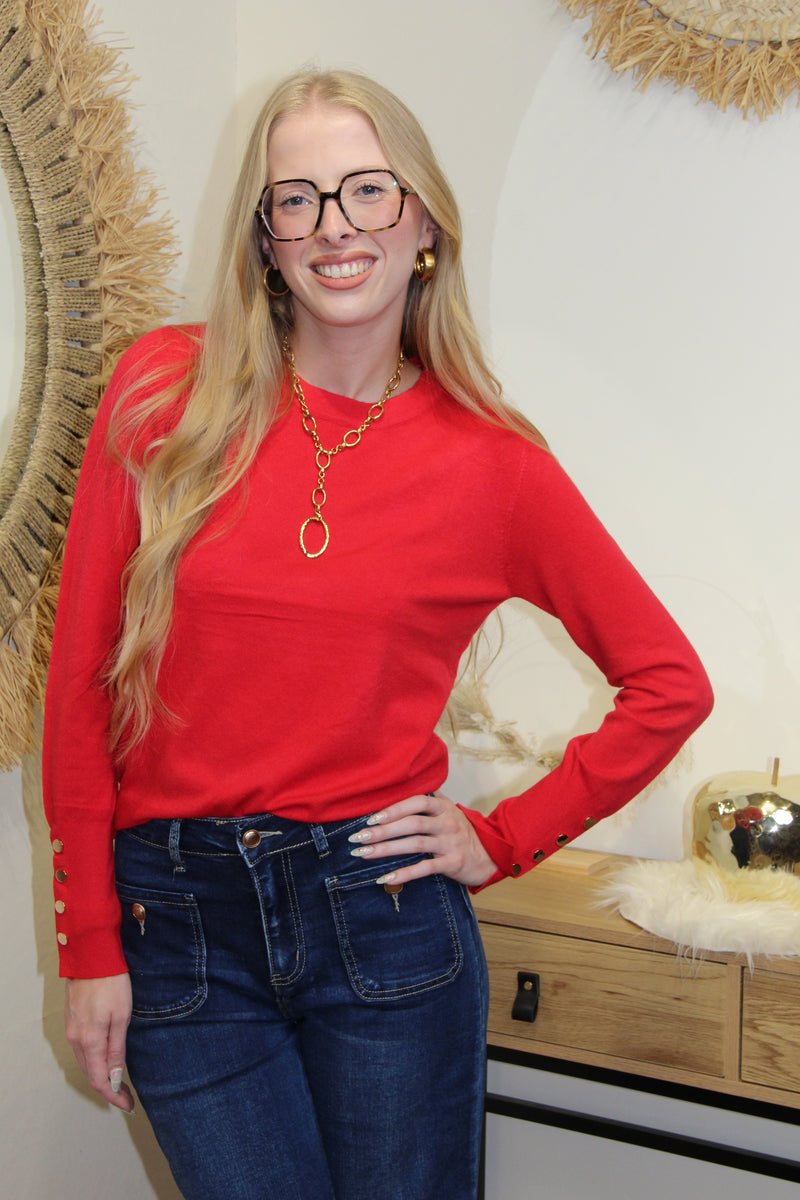 Pull Livia Rouge Cerise – Détail Boutons Manche