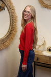 Pull Livia Rouge Cerise – Détail Boutons Manche