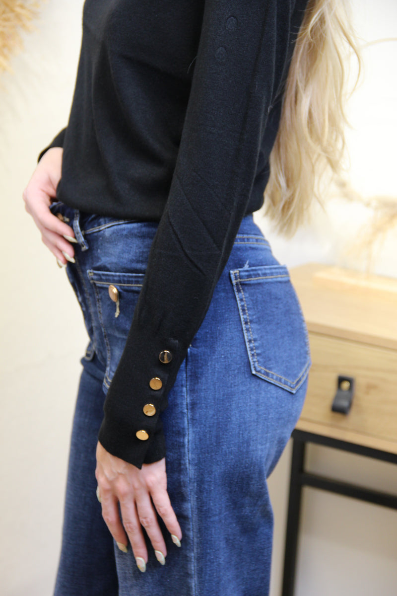 Pull Livia Noir Intense – Détail Boutons Manche