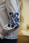 Blouse Palma – Rayée & Broderie Bleue
