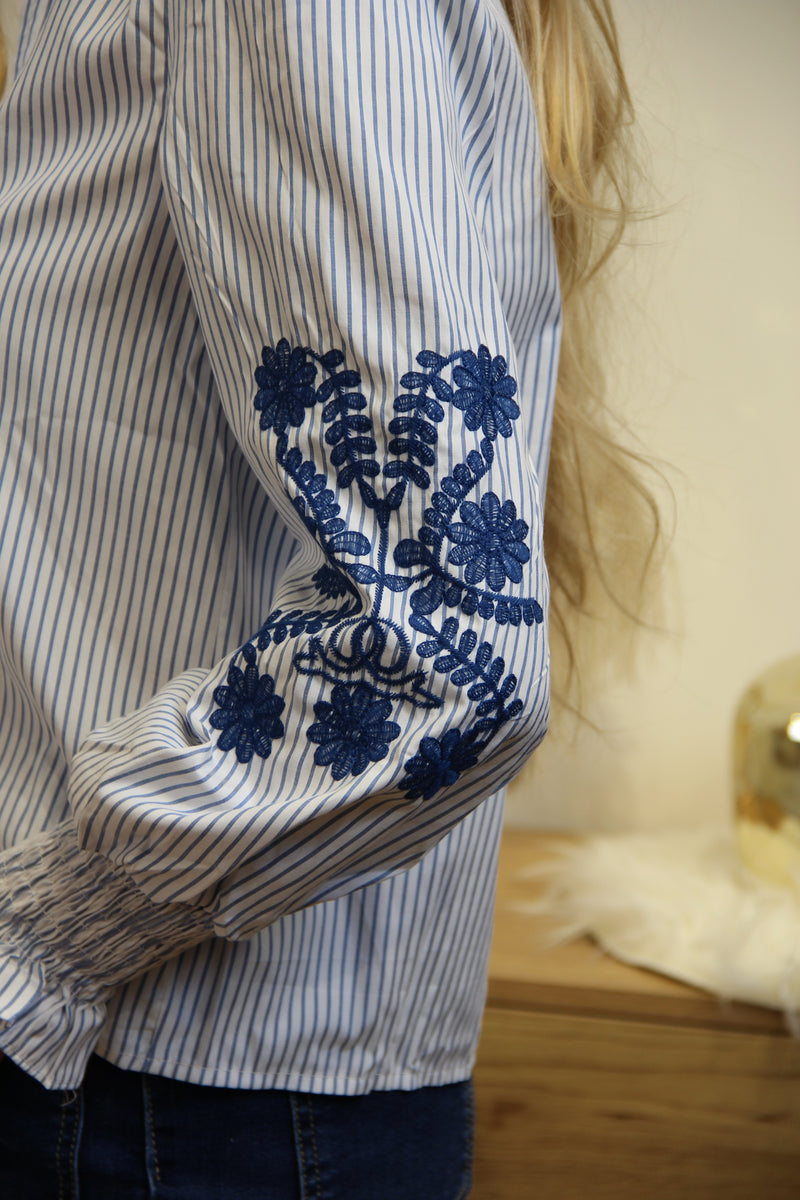 Blouse Palma – Rayée & Broderie Bleue