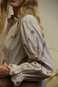Blouse Lina – Rayures & Broderies Caramel