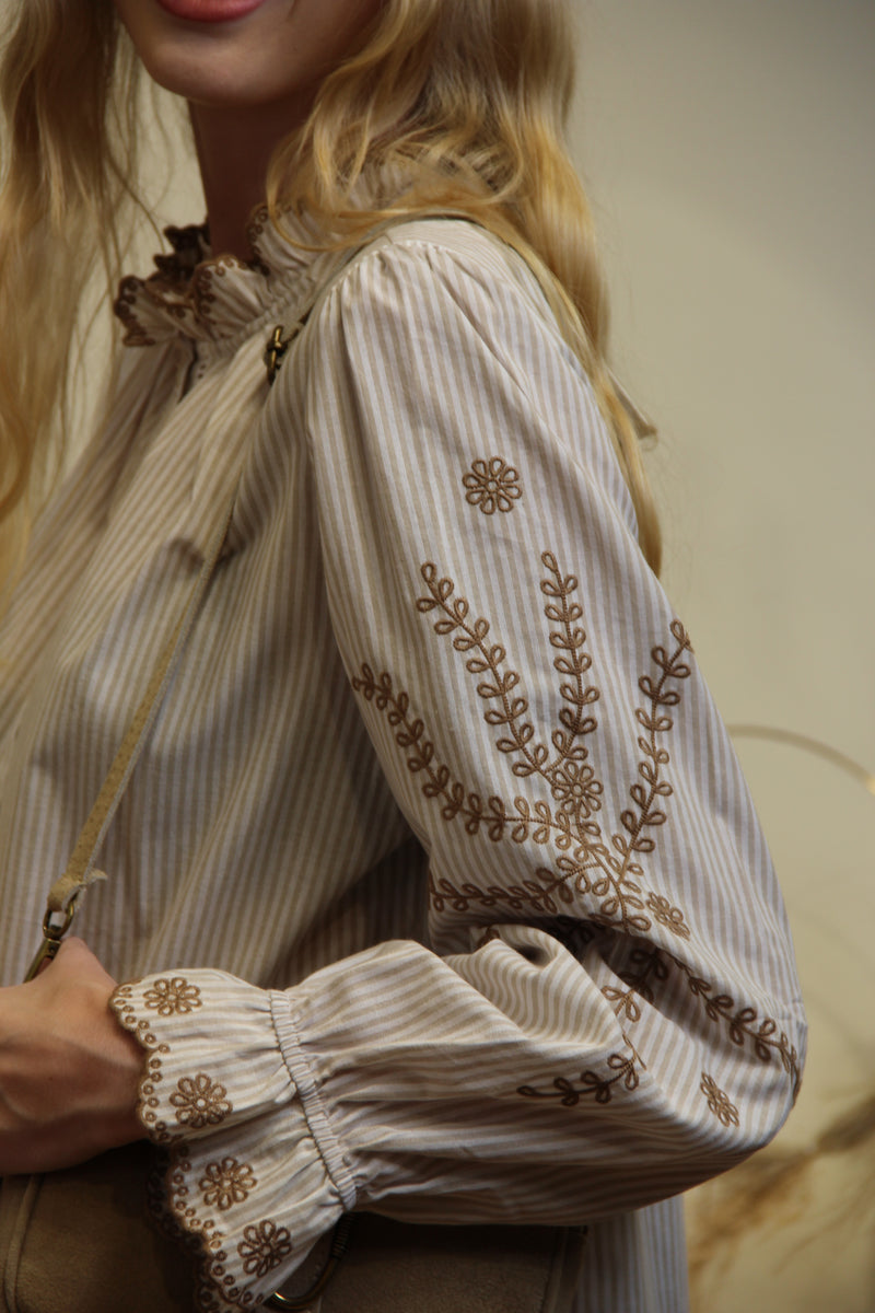 Blouse Lina – Rayures & Broderies Caramel
