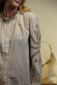 Blouse Lina – Rayures & Broderies Caramel