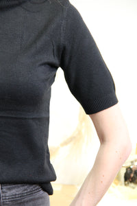 Top Amaya – Col Roulé Noir