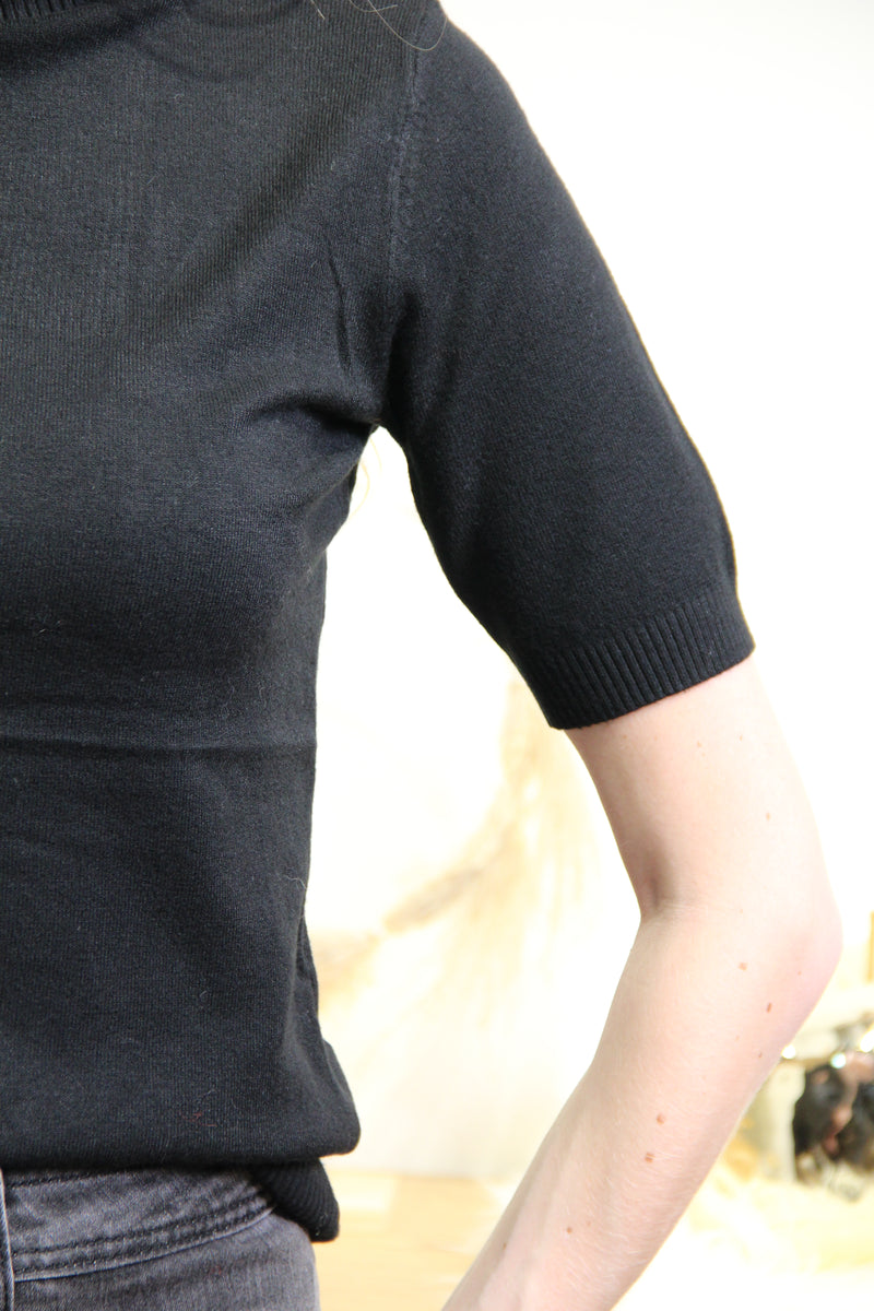 Top Amaya – Col Roulé Noir