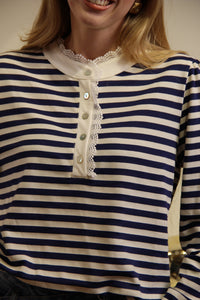 Top Léna – Rayé Marine & Détail Dentelle