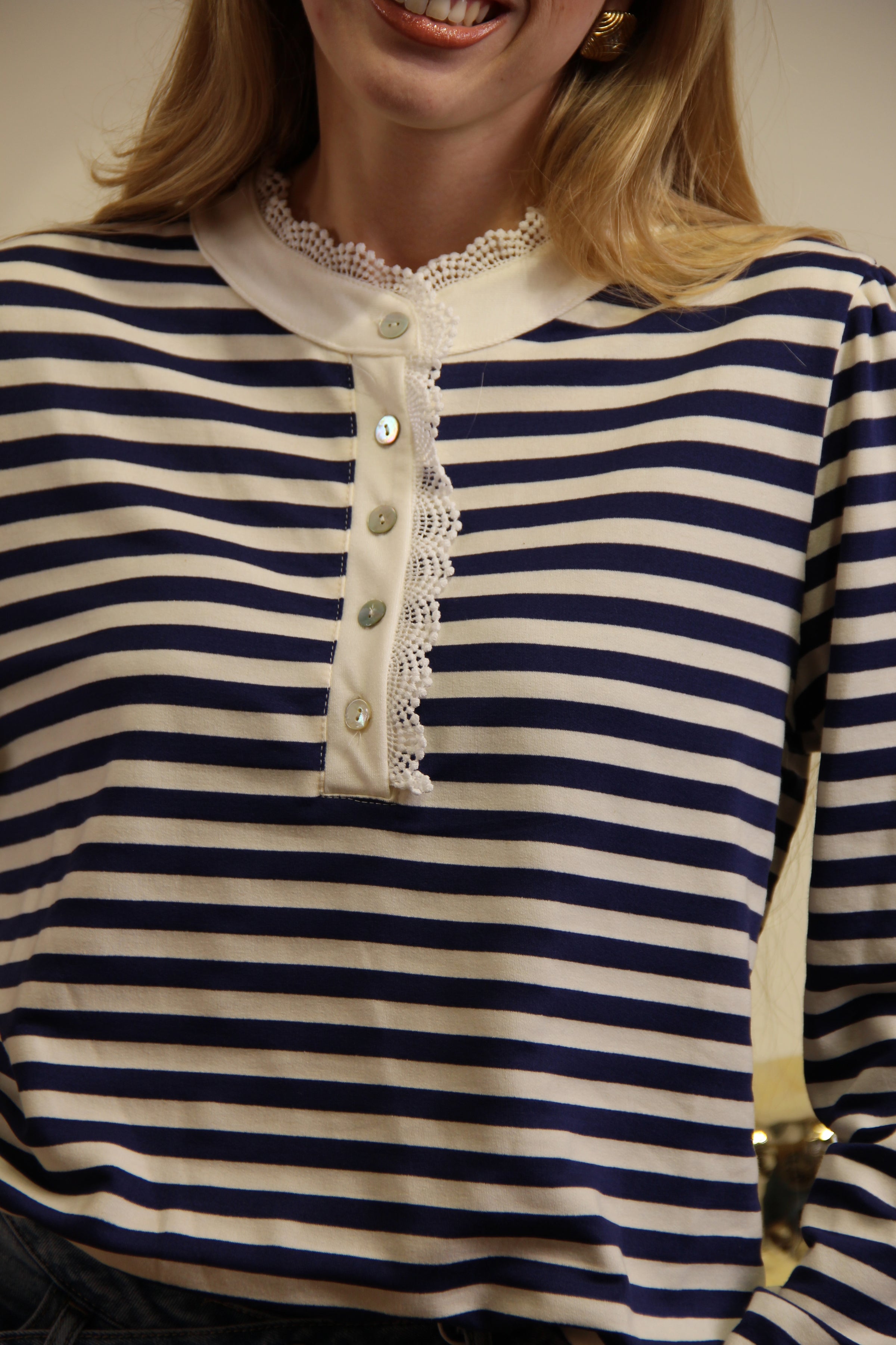 Top Léna – Rayé Marine & Détail Dentelle