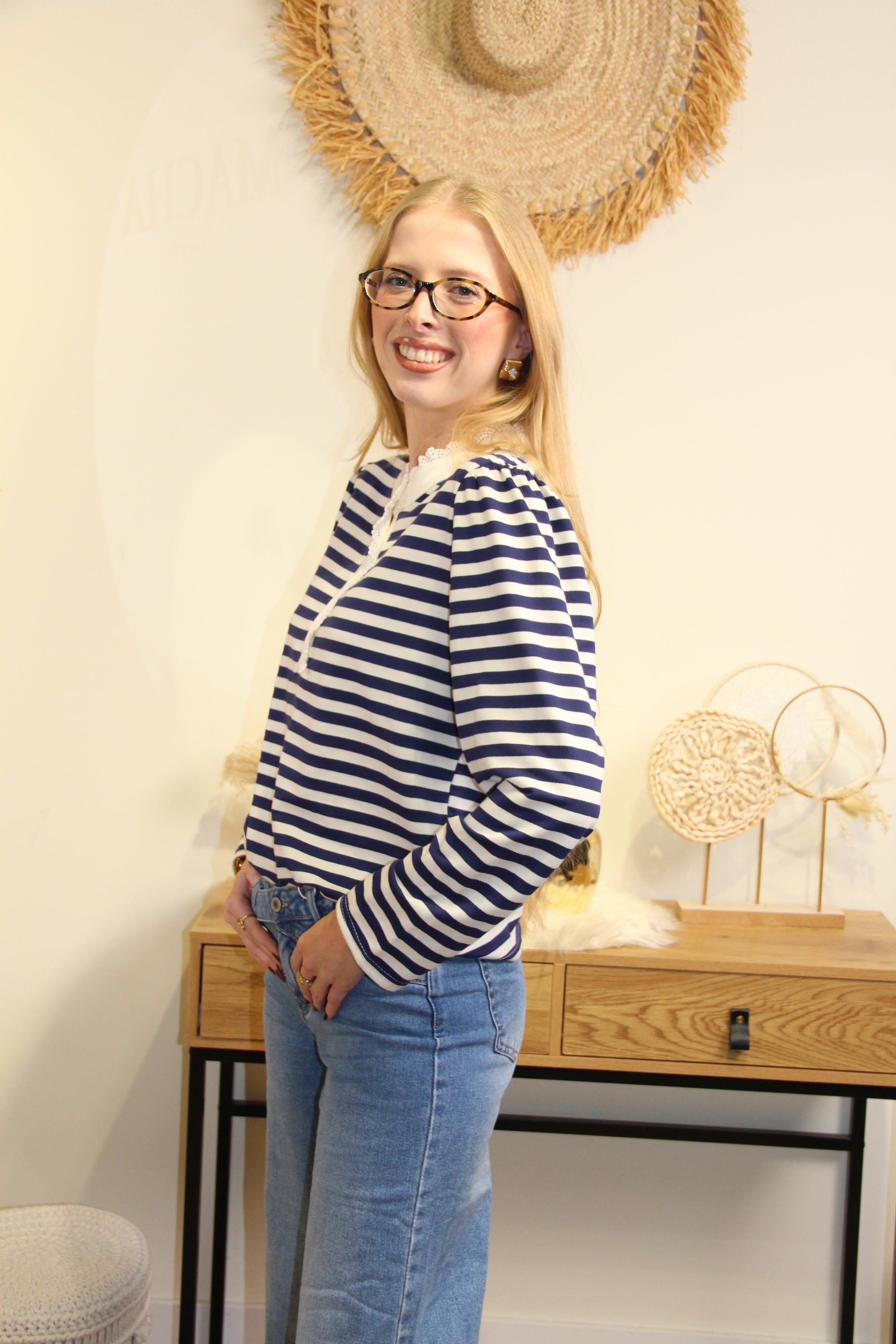 Top Léna – Rayé Marine & Détail Dentelle